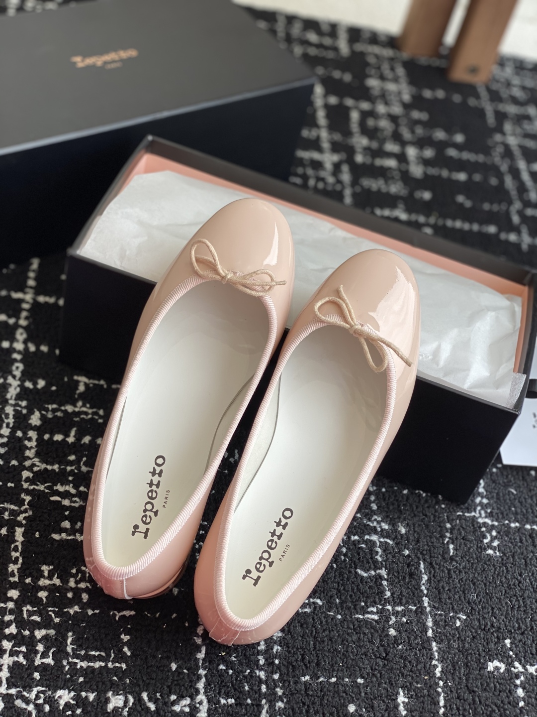 代购级
Repetto 小粗跟芭蕾舞鞋 单鞋

鞋头和鞋垫里面 上脚脚感舒适显瘦 配啥啥好看哈！仙女们冲