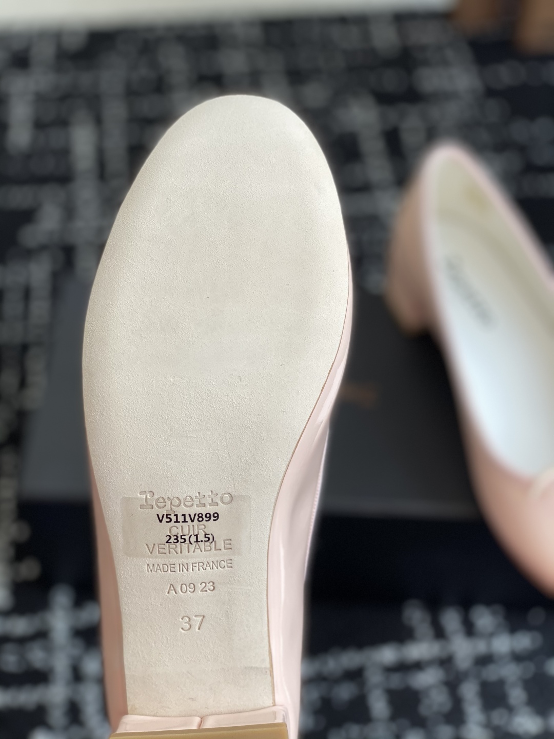 代购级
Repetto 小粗跟芭蕾舞鞋 单鞋

鞋头和鞋垫里面 上脚脚感舒适显瘦 配啥啥好看哈！仙女们冲