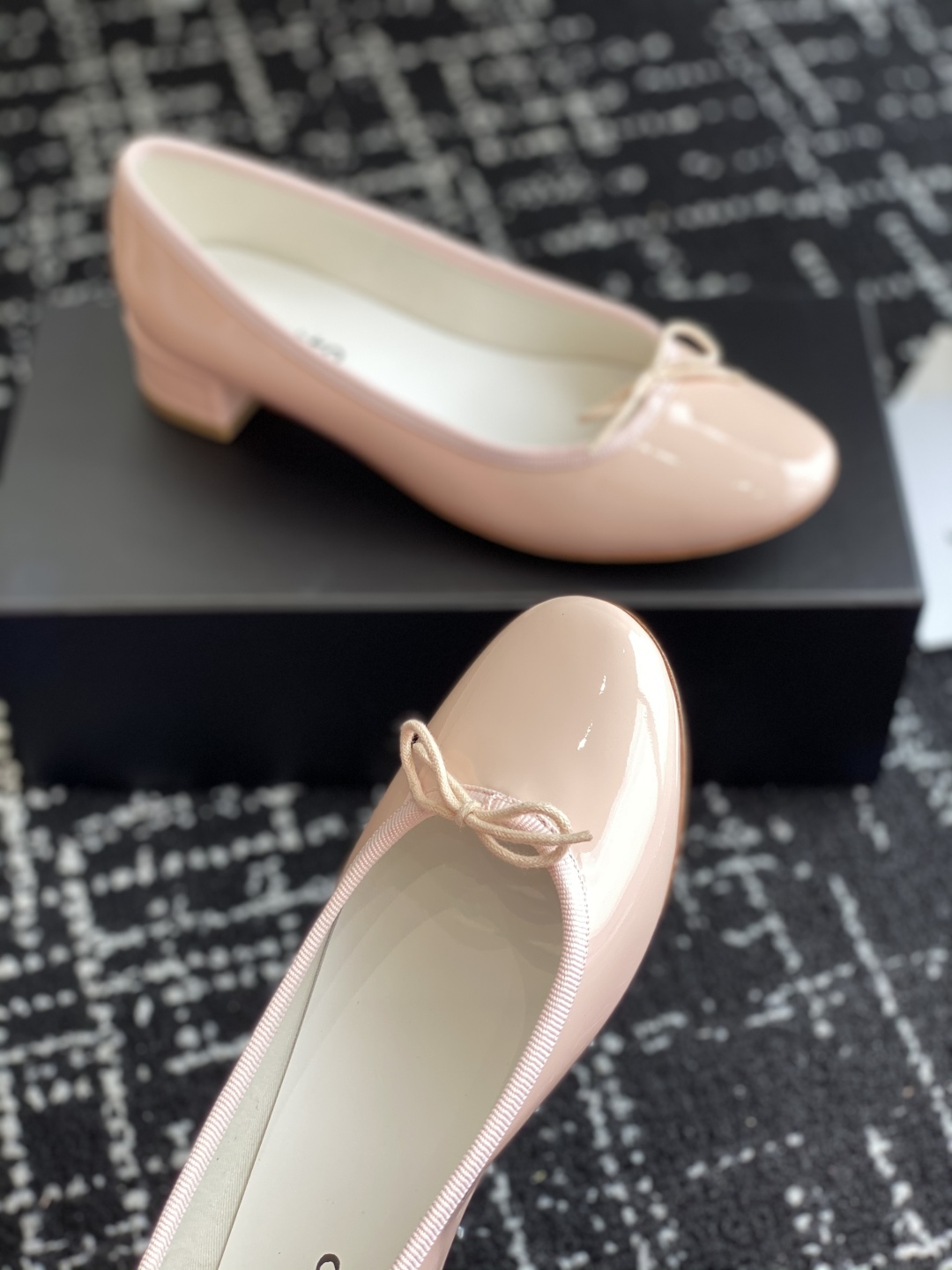 代购级
Repetto 小粗跟芭蕾舞鞋 单鞋

鞋头和鞋垫里面 上脚脚感舒适显瘦 配啥啥好看哈！仙女们冲