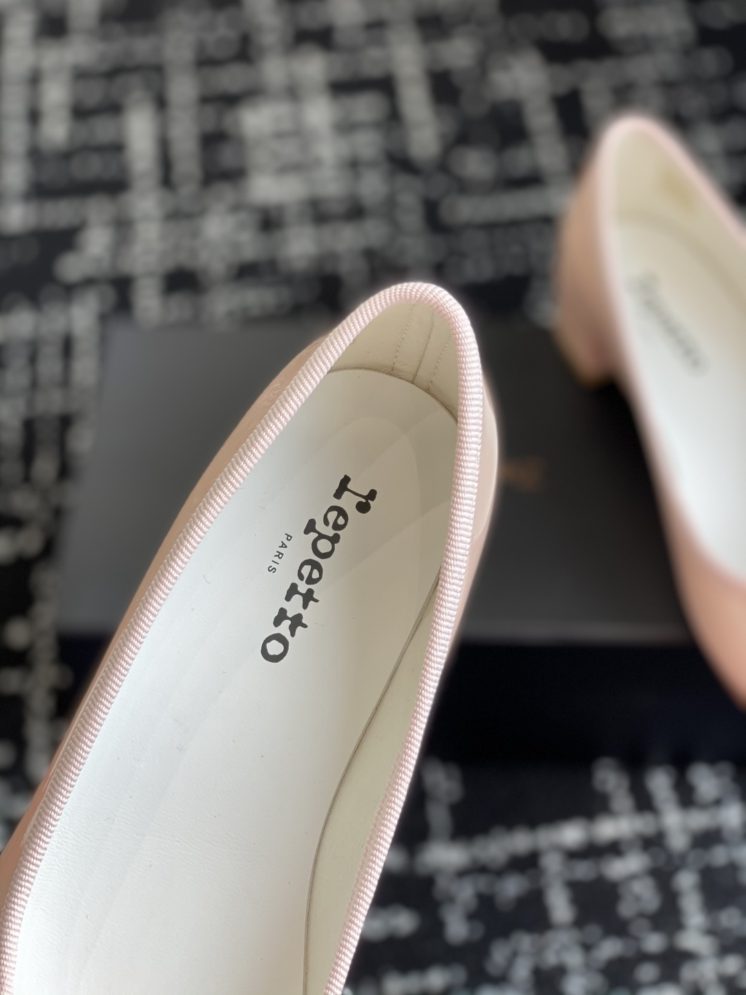 代购级
Repetto 小粗跟芭蕾舞鞋 单鞋

鞋头和鞋垫里面 上脚脚感舒适显瘦 配啥啥好看哈！仙女们冲