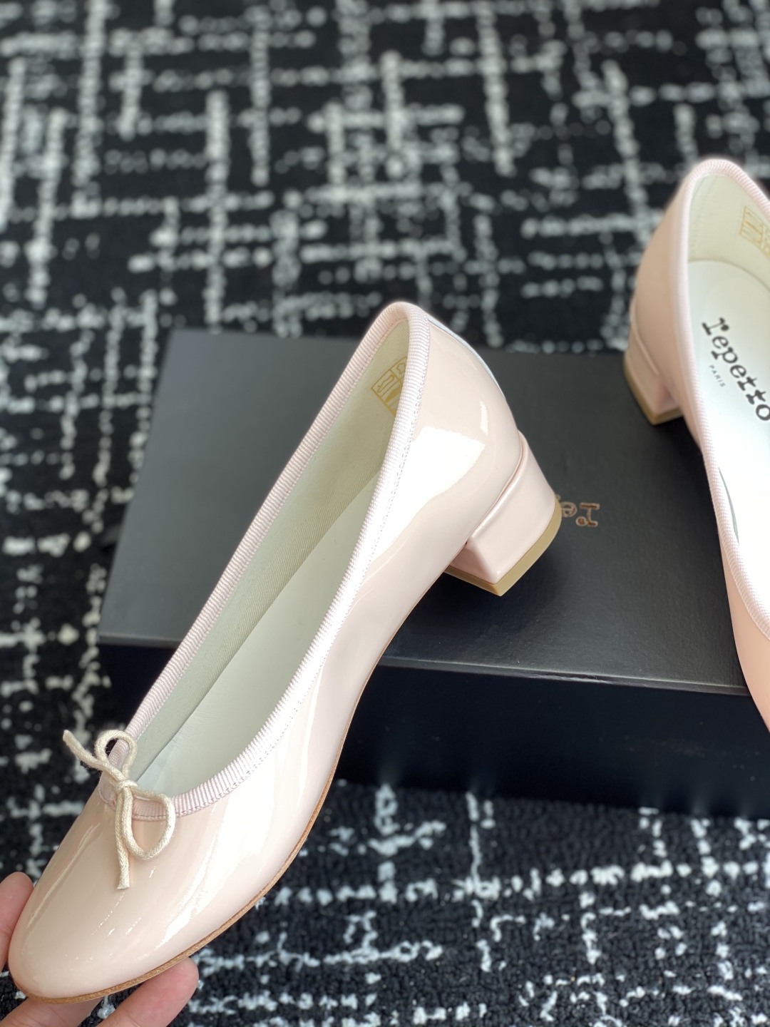 代购级
Repetto 小粗跟芭蕾舞鞋 单鞋

鞋头和鞋垫里面 上脚脚感舒适显瘦 配啥啥好看哈！仙女们冲