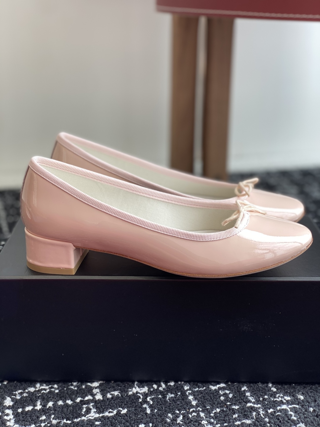 代购级
Repetto 小粗跟芭蕾舞鞋 单鞋

鞋头和鞋垫里面 上脚脚感舒适显瘦 配啥啥好看哈！仙女们冲