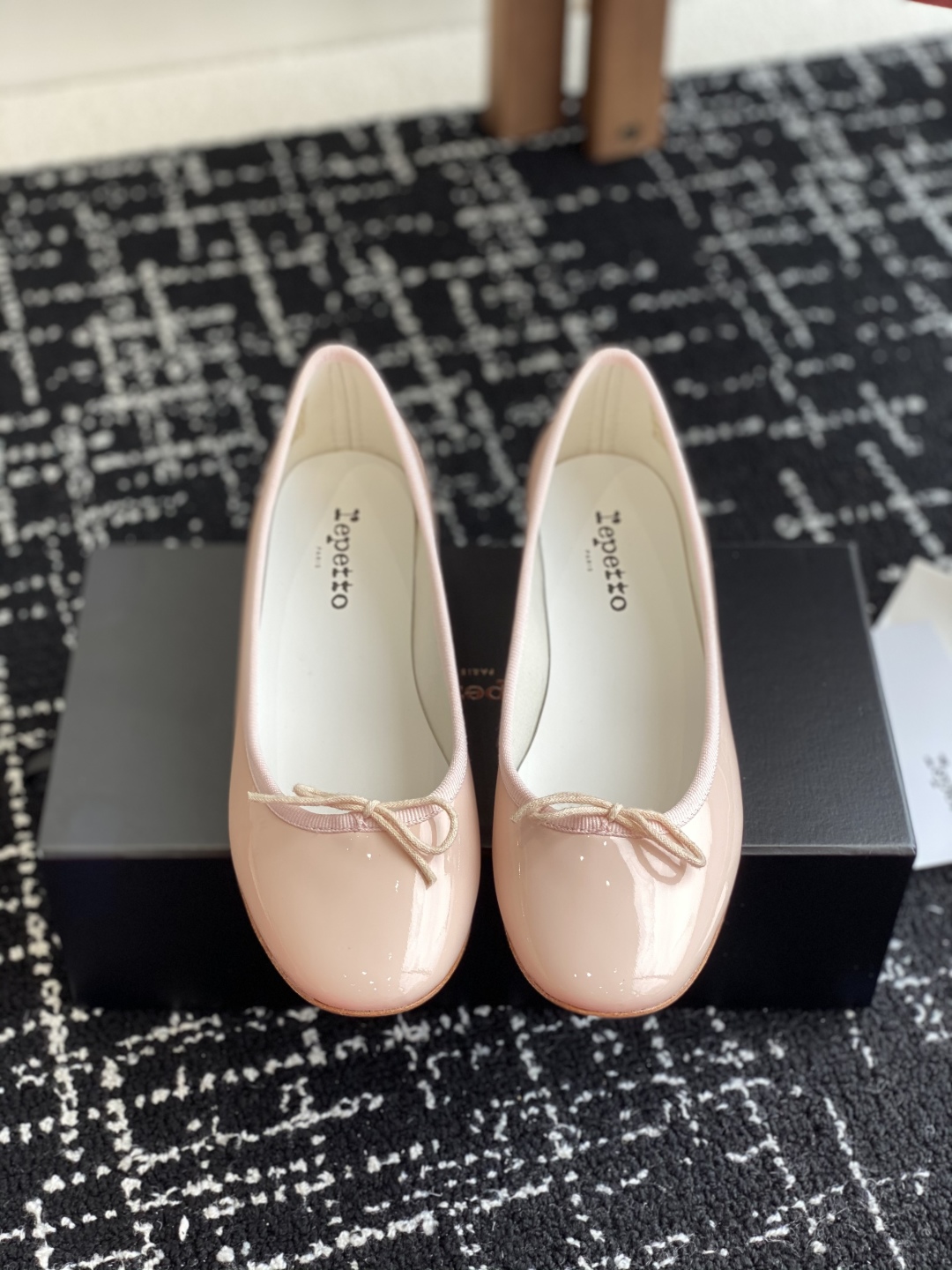 代购级
Repetto 小粗跟芭蕾舞鞋 单鞋

鞋头和鞋垫里面 上脚脚感舒适显瘦 配啥啥好看哈！仙女们冲