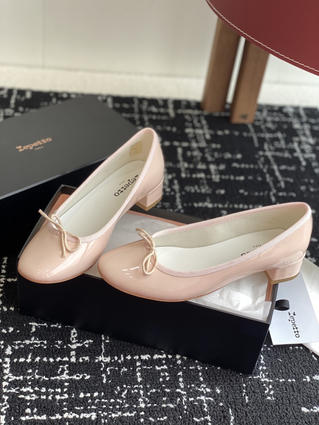 代购级
Repetto 小粗跟芭蕾舞鞋 单鞋

鞋头和鞋垫里面 上脚脚感舒适显瘦 配啥啥好看哈！仙女们冲