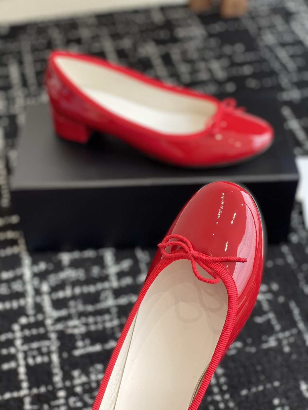 代购级
Repetto 小粗跟芭蕾舞鞋 单鞋

鞋头和鞋垫里面 上脚脚感舒适显瘦 配啥啥好看哈！仙女们冲