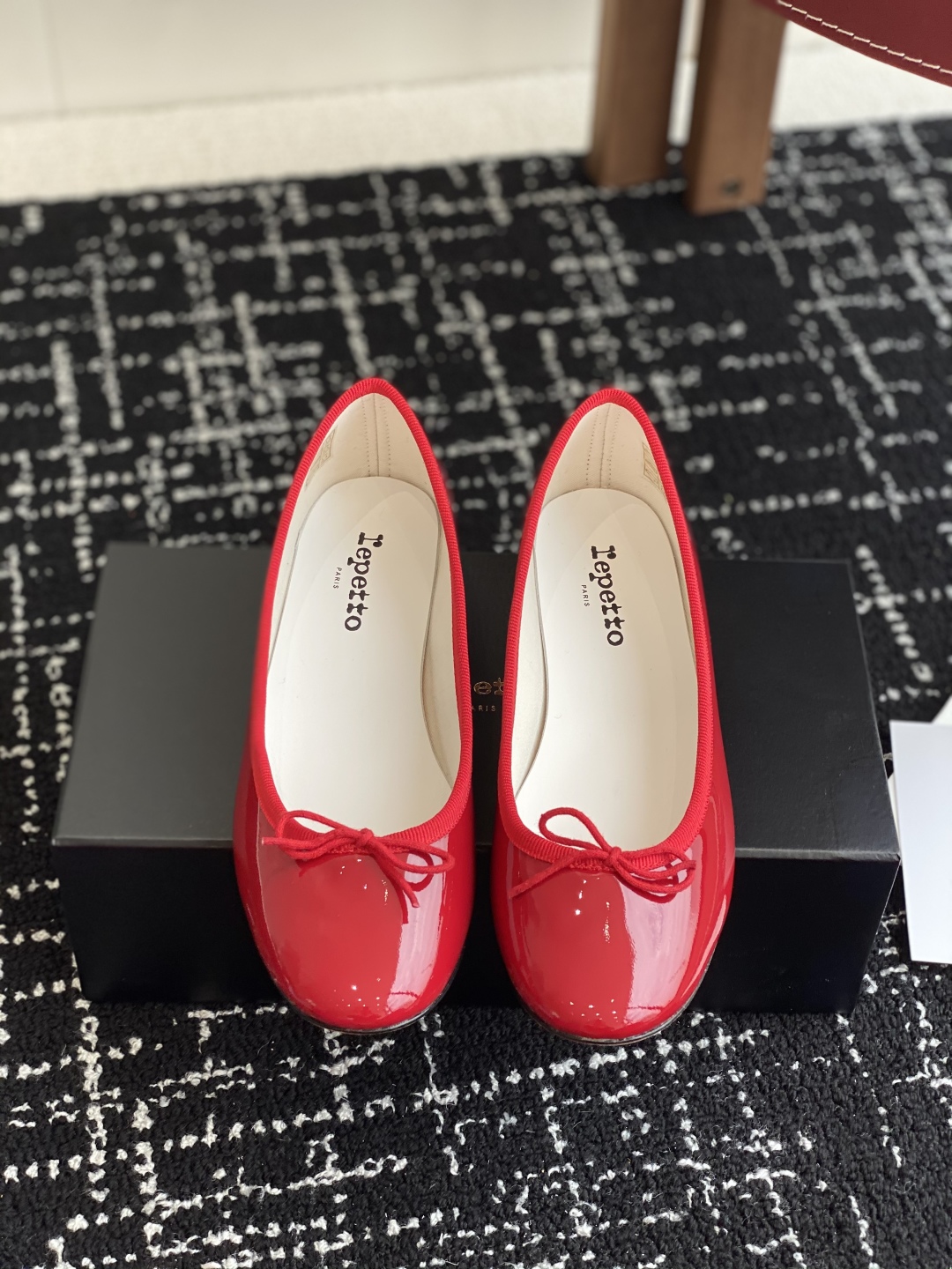 代购级
Repetto 小粗跟芭蕾舞鞋 单鞋

鞋头和鞋垫里面 上脚脚感舒适显瘦 配啥啥好看哈！仙女们冲
