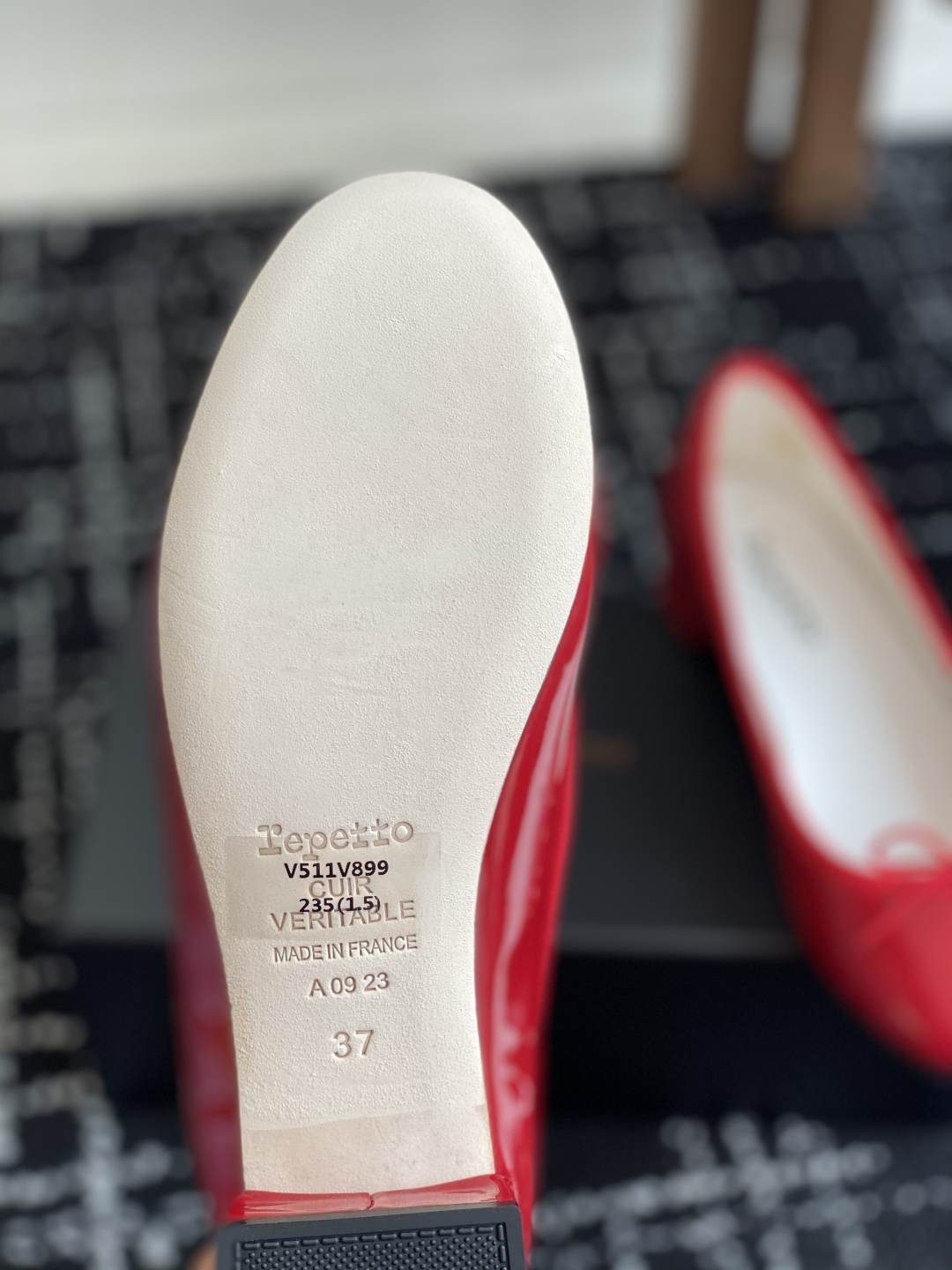 代购级
Repetto 小粗跟芭蕾舞鞋 单鞋

鞋头和鞋垫里面 上脚脚感舒适显瘦 配啥啥好看哈！仙女们冲