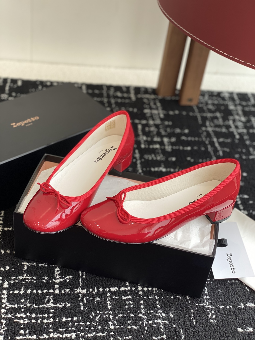 代购级
Repetto 小粗跟芭蕾舞鞋 单鞋

鞋头和鞋垫里面 上脚脚感舒适显瘦 配啥啥好看哈！仙女们冲
