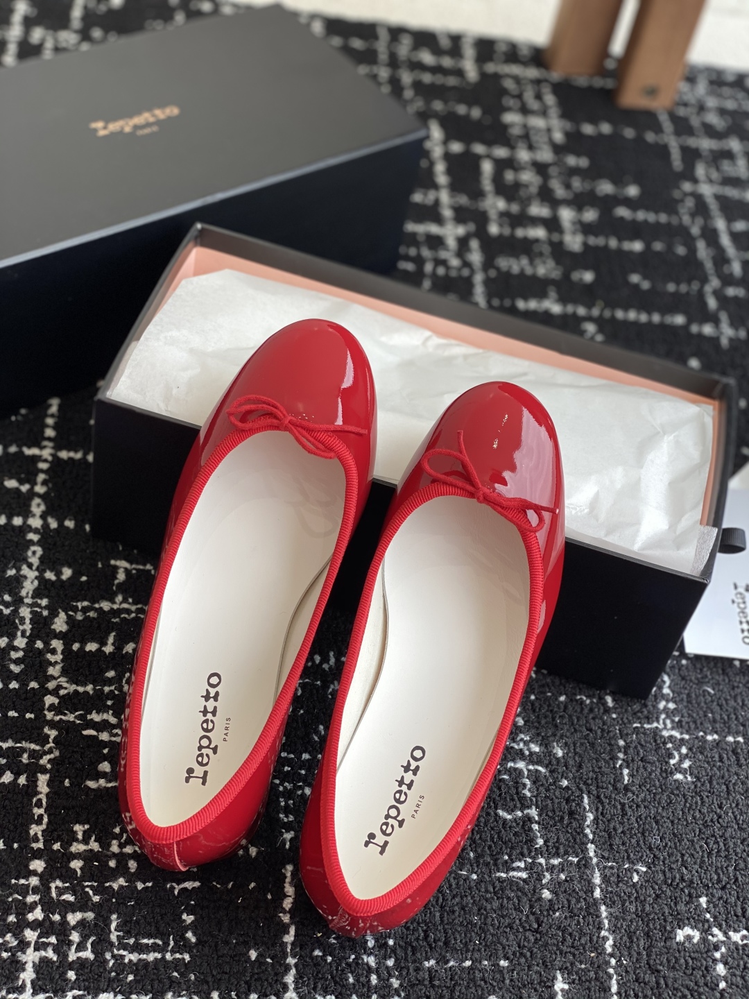 代购级
Repetto 小粗跟芭蕾舞鞋 单鞋

鞋头和鞋垫里面 上脚脚感舒适显瘦 配啥啥好看哈！仙女们冲