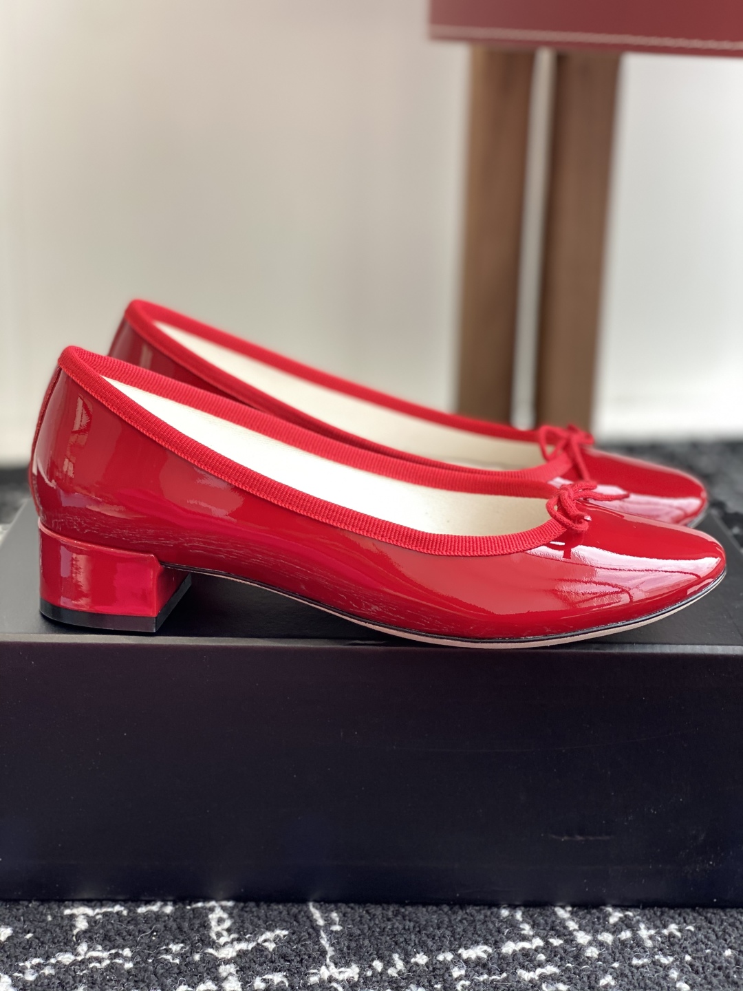 代购级
Repetto 小粗跟芭蕾舞鞋 单鞋

鞋头和鞋垫里面 上脚脚感舒适显瘦 配啥啥好看哈！仙女们冲