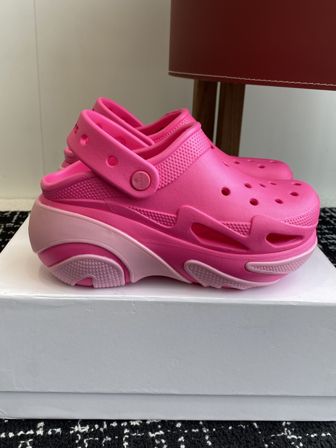 代购级（贝壳泡芙）
Crocs Classic clog 卡骆驰明星 原环保材料,软包无鞋盒!!风靡全球