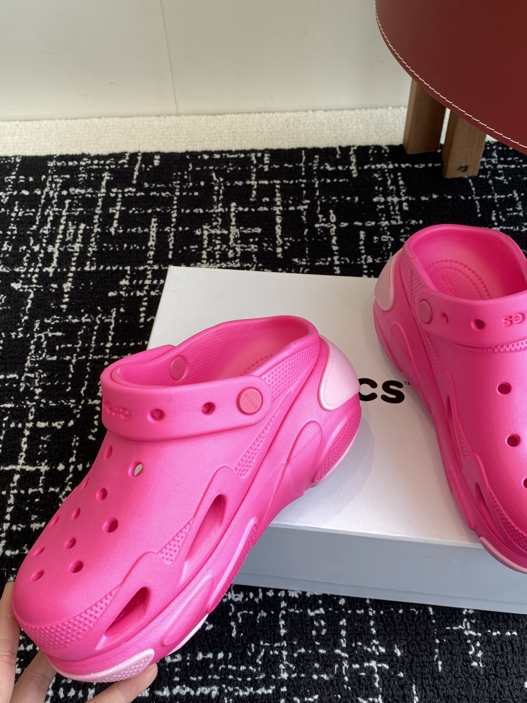 代购级（贝壳泡芙）
Crocs Classic clog 卡骆驰明星 原环保材料,软包无鞋盒!!风靡全球