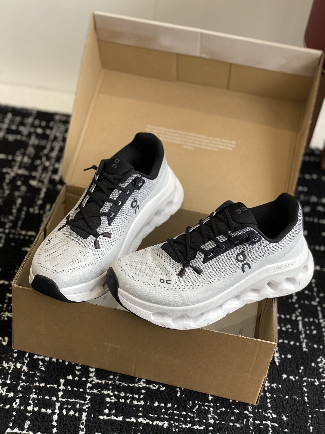 代购级
On 昂跑Cloudtilt 新品同步官网 透气编织网面 采用松紧带技术免系鞋带的轻量运动休闲鞋