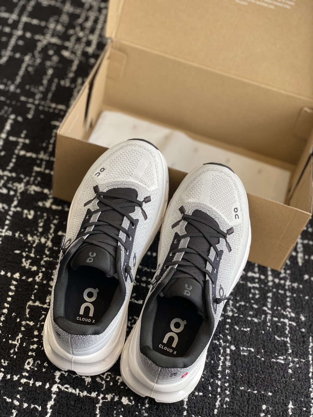 代购级
On 昂跑Cloudtilt 新品同步官网 透气编织网面 采用松紧带技术免系鞋带的轻量运动休闲鞋