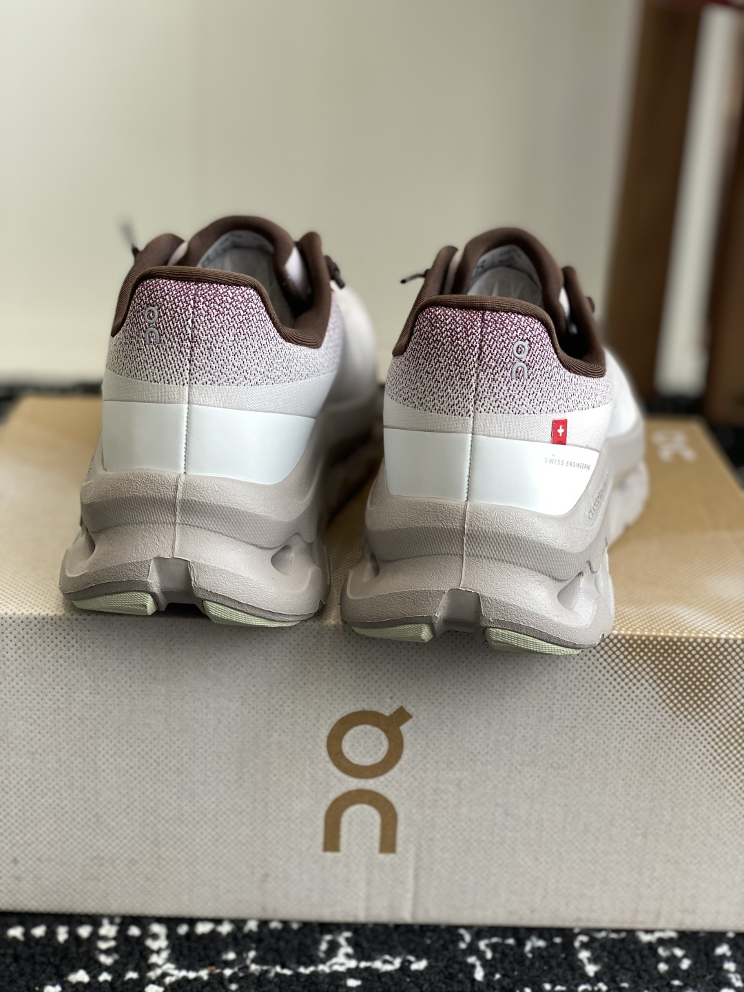 代购级
On 昂跑Cloudtilt 新品同步官网 透气编织网面 采用松紧带技术免系鞋带的轻量运动休闲鞋