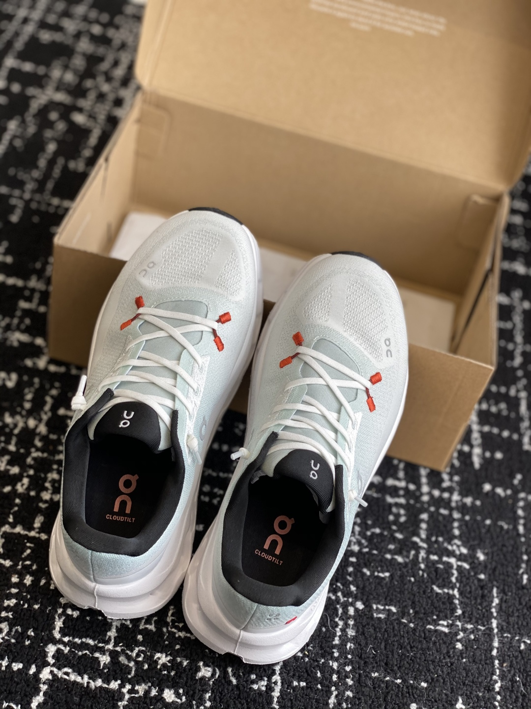 代购级
On 昂跑Cloudtilt 新品同步官网 透气编织网面 采用松紧带技术免系鞋带的轻量运动休闲鞋