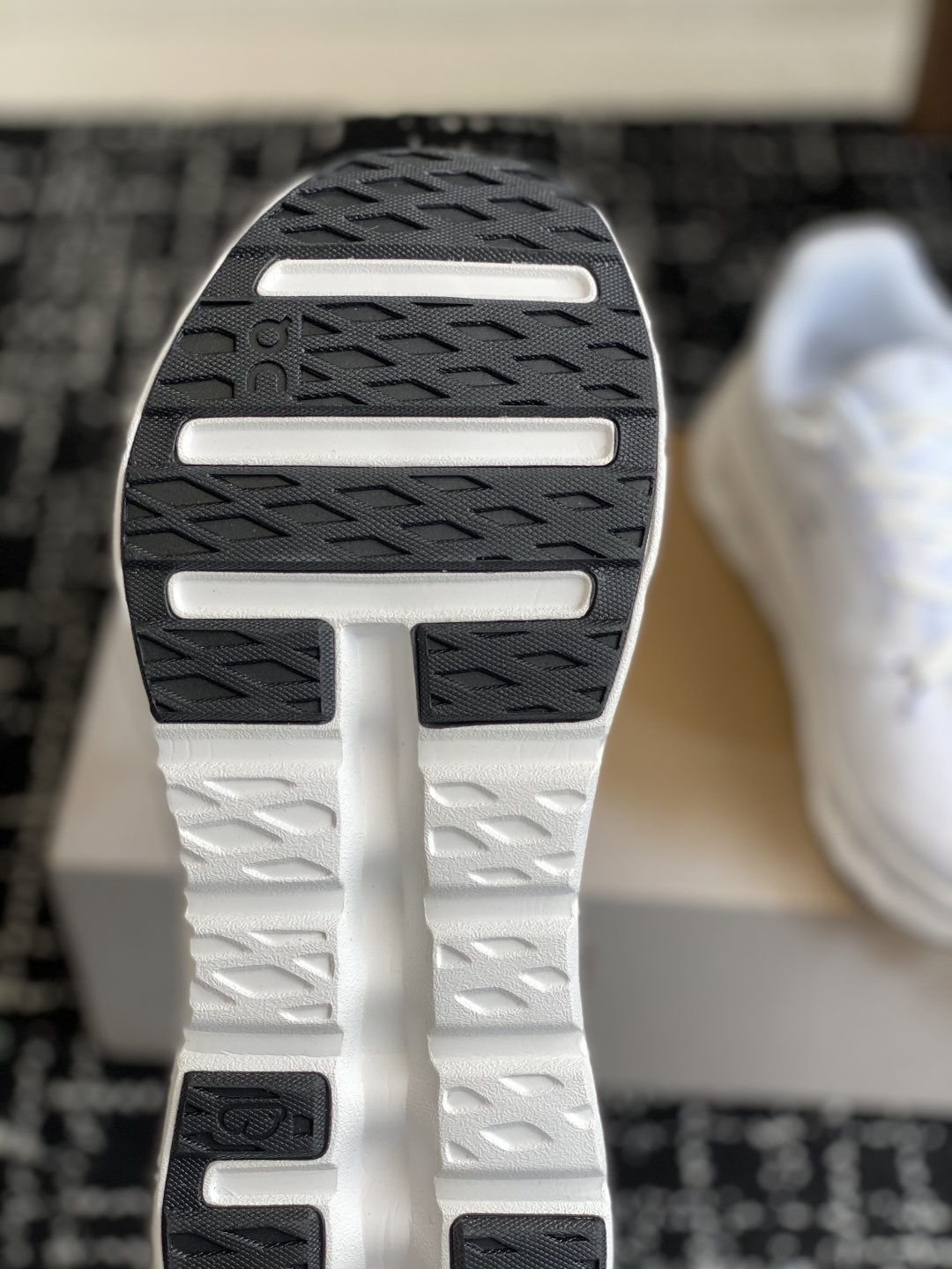 代购级
On 昂跑Cloudtilt 新品同步官网 透气编织网面 采用松紧带技术免系鞋带的轻量运动休闲鞋