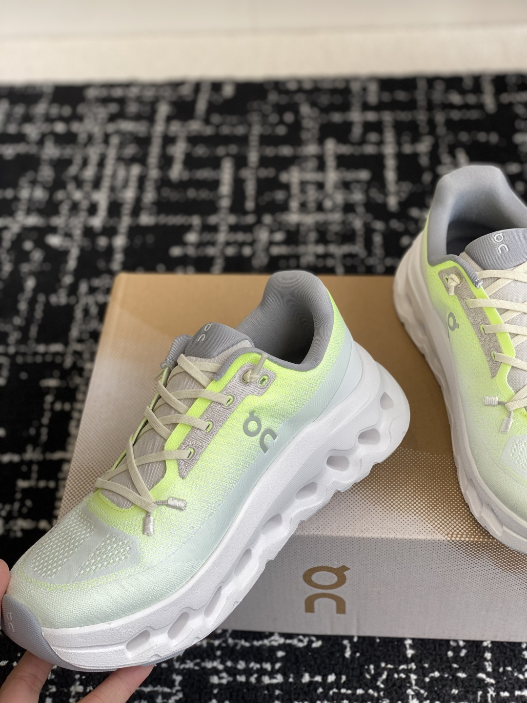 代购级
On 昂跑Cloudtilt 新品同步官网 透气编织网面 采用松紧带技术免系鞋带的轻量运动休闲鞋