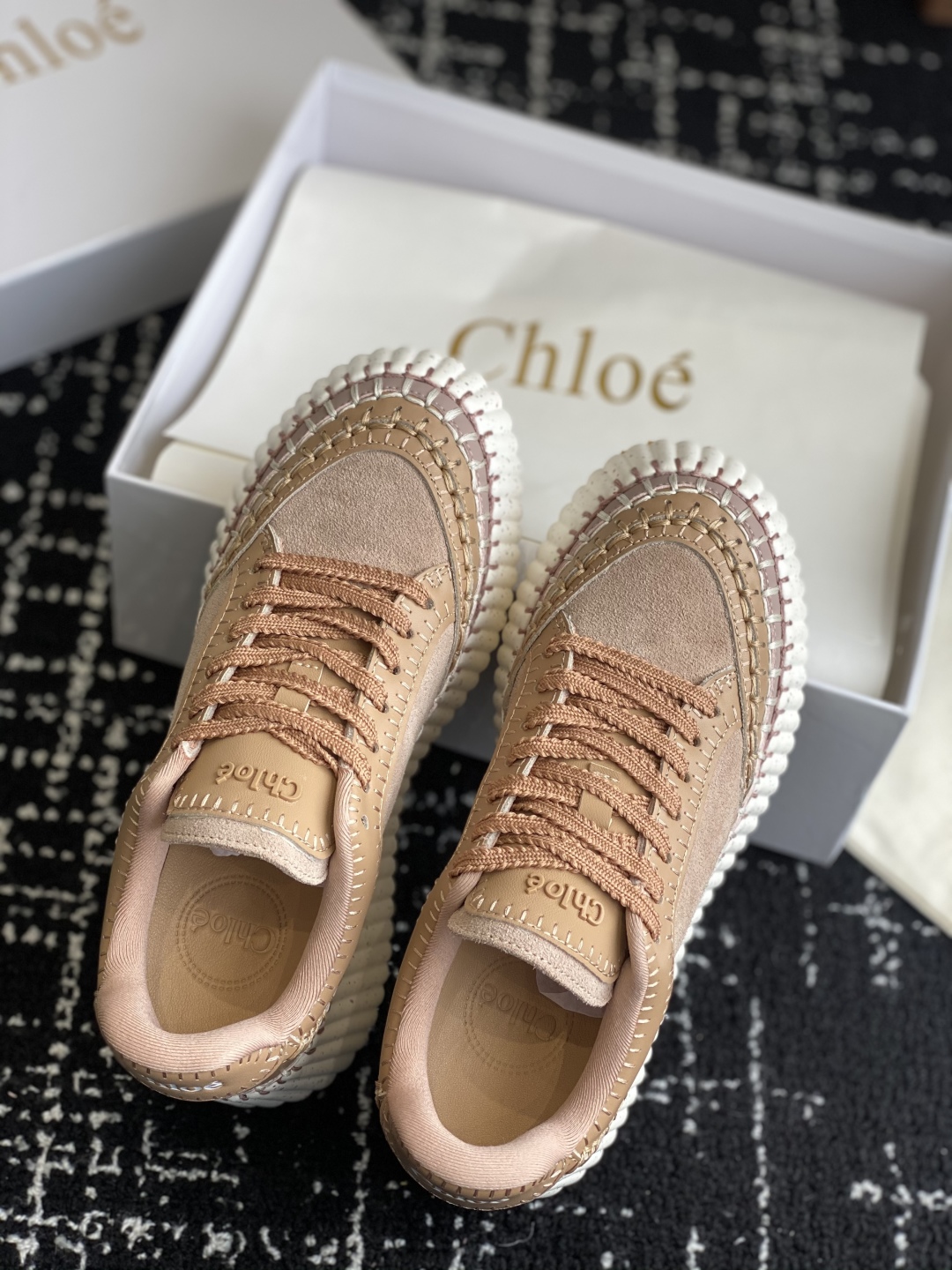 代购级
Chloe  克洛伊/蔻依 25ss 春夏季季新款 厚底小白鞋 休闲鞋

原版鞋底，全手工穿线，