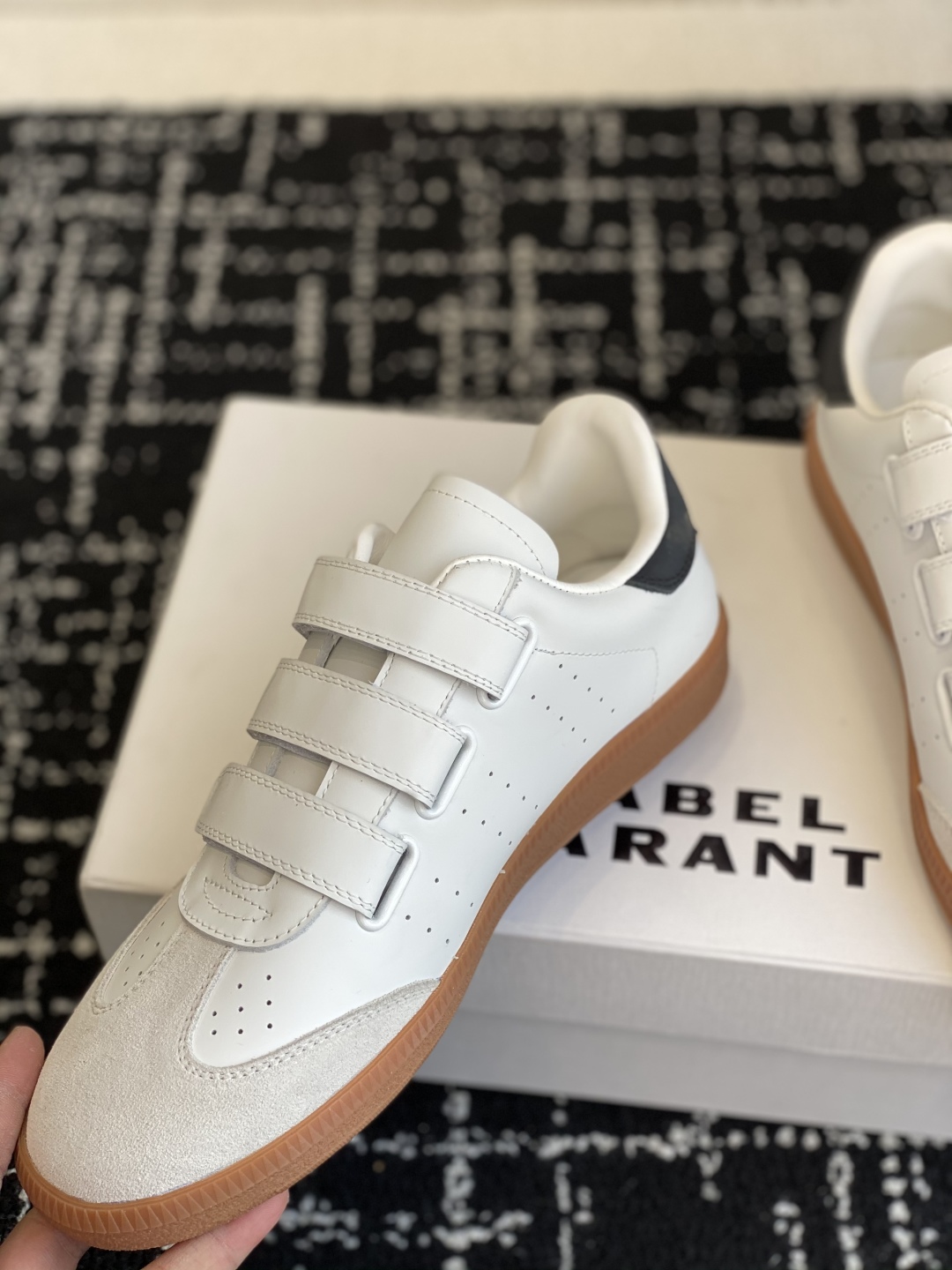 代购级
ISABEL.MARANT 伊莎贝尔·玛兰 25ss 新款魔术贴德训鞋

以打破常规的不羁风格展
