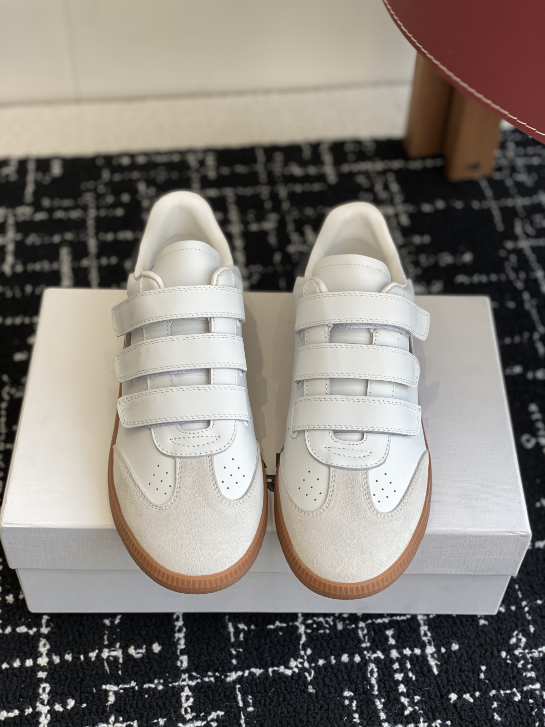 代购级
ISABEL.MARANT 伊莎贝尔·玛兰 25ss 新款魔术贴德训鞋

以打破常规的不羁风格展