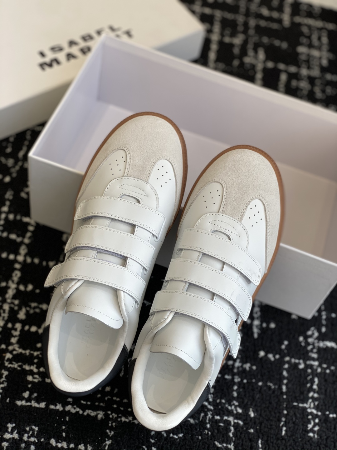 代购级
ISABEL.MARANT 伊莎贝尔·玛兰 25ss 新款魔术贴德训鞋

以打破常规的不羁风格展