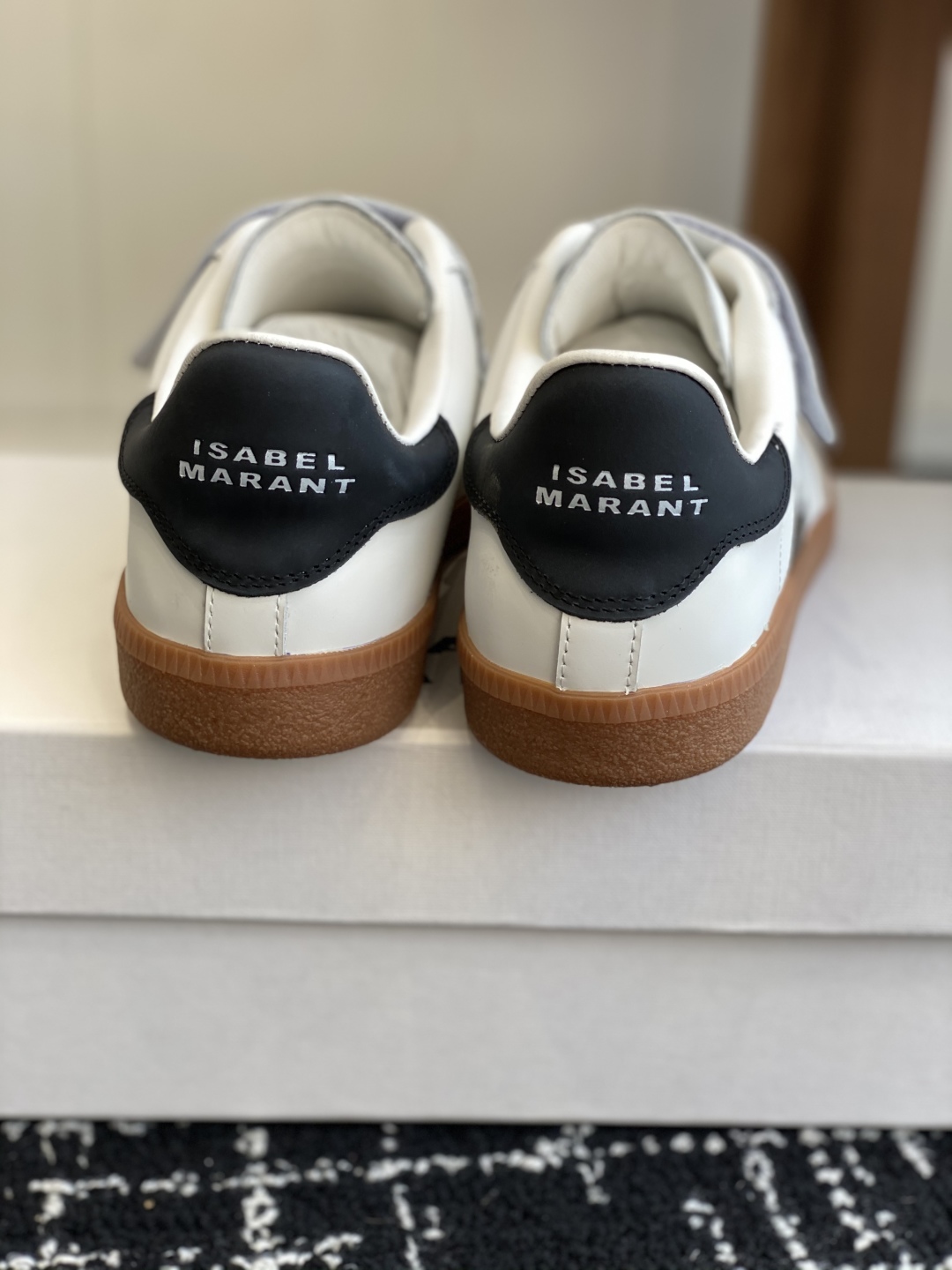 代购级
ISABEL.MARANT 伊莎贝尔·玛兰 25ss 新款魔术贴德训鞋

以打破常规的不羁风格展