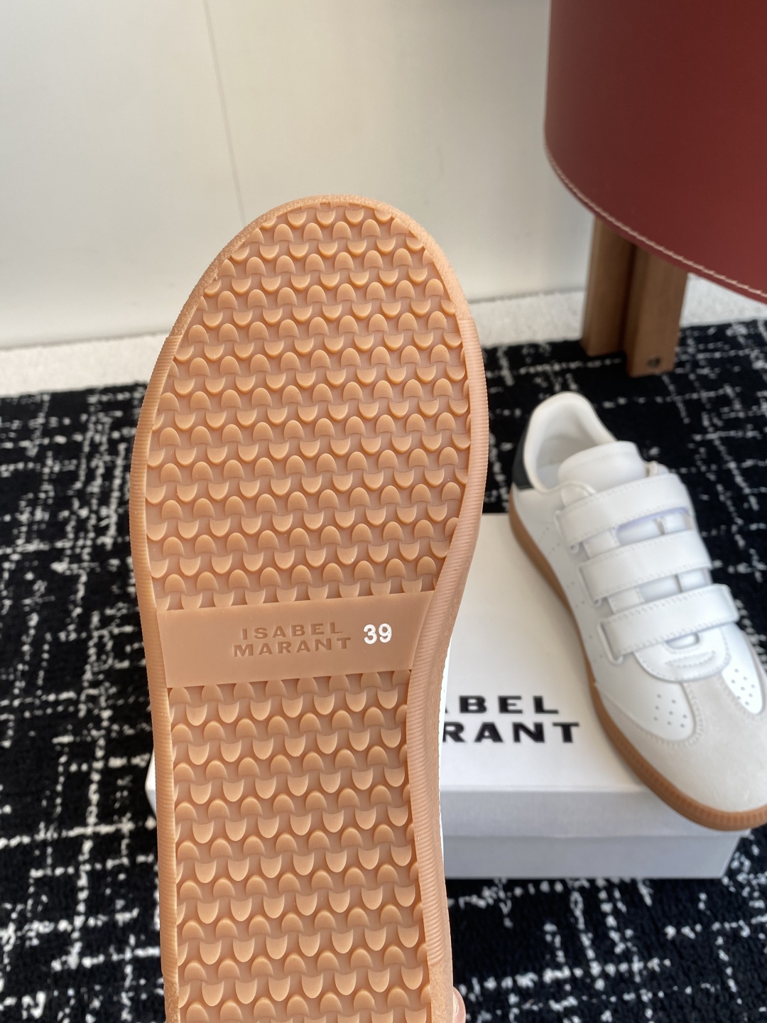 代购级
ISABEL.MARANT 伊莎贝尔·玛兰 25ss 新款魔术贴德训鞋

以打破常规的不羁风格展