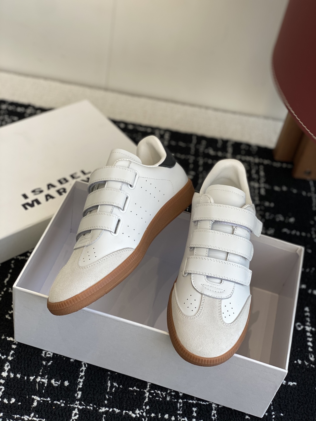 代购级
ISABEL.MARANT 伊莎贝尔·玛兰 25ss 新款魔术贴德训鞋

以打破常规的不羁风格展