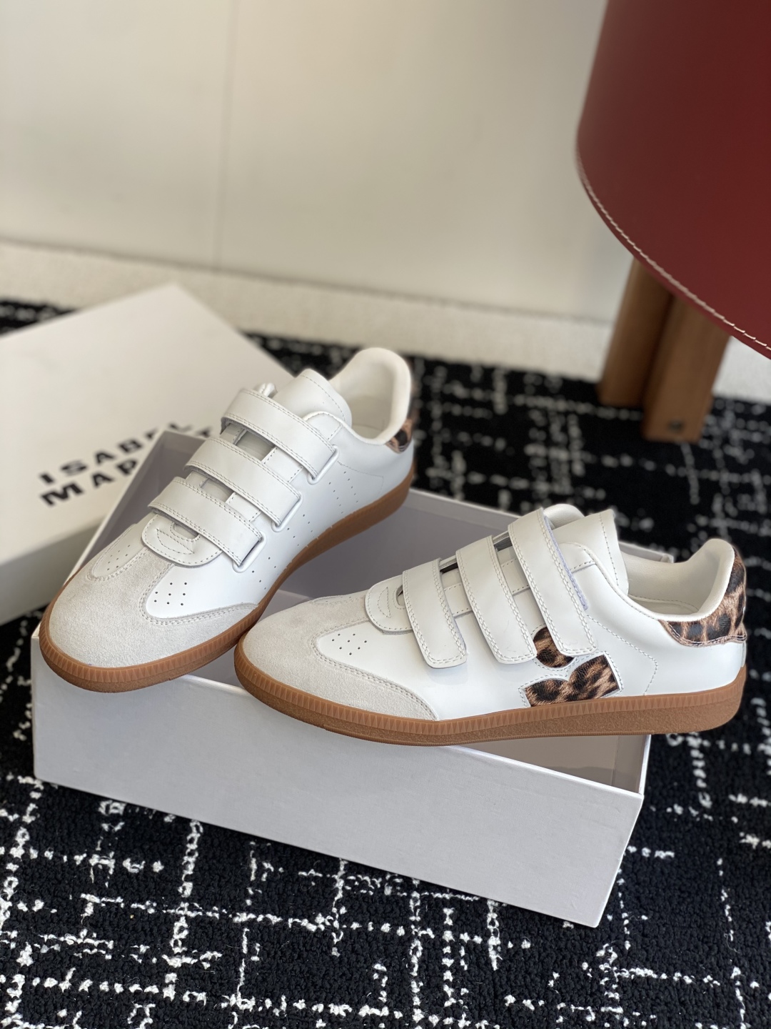 代购级
ISABEL.MARANT 伊莎贝尔·玛兰 25ss 新款魔术贴德训鞋

以打破常规的不羁风格展