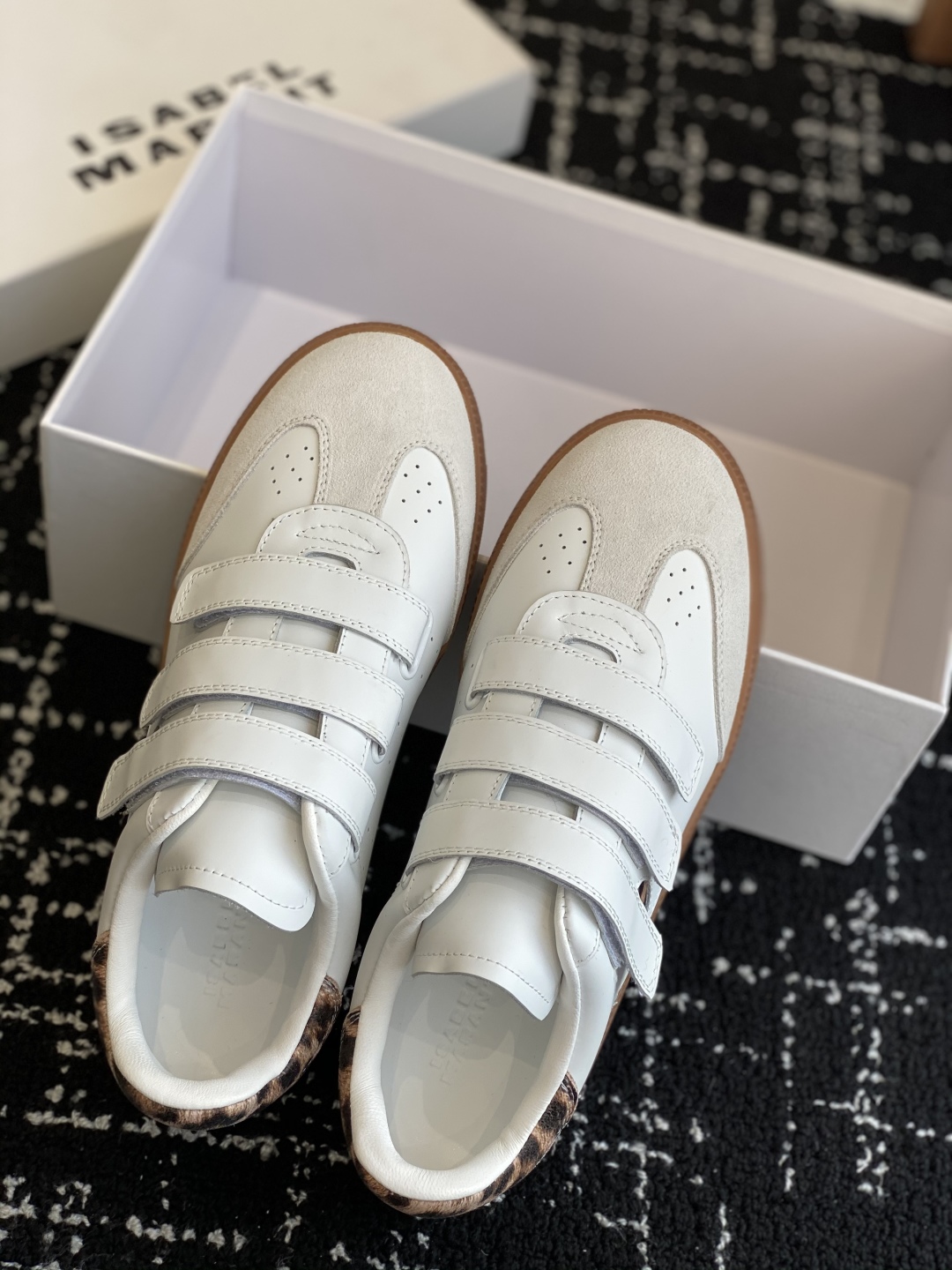 代购级
ISABEL.MARANT 伊莎贝尔·玛兰 25ss 新款魔术贴德训鞋

以打破常规的不羁风格展