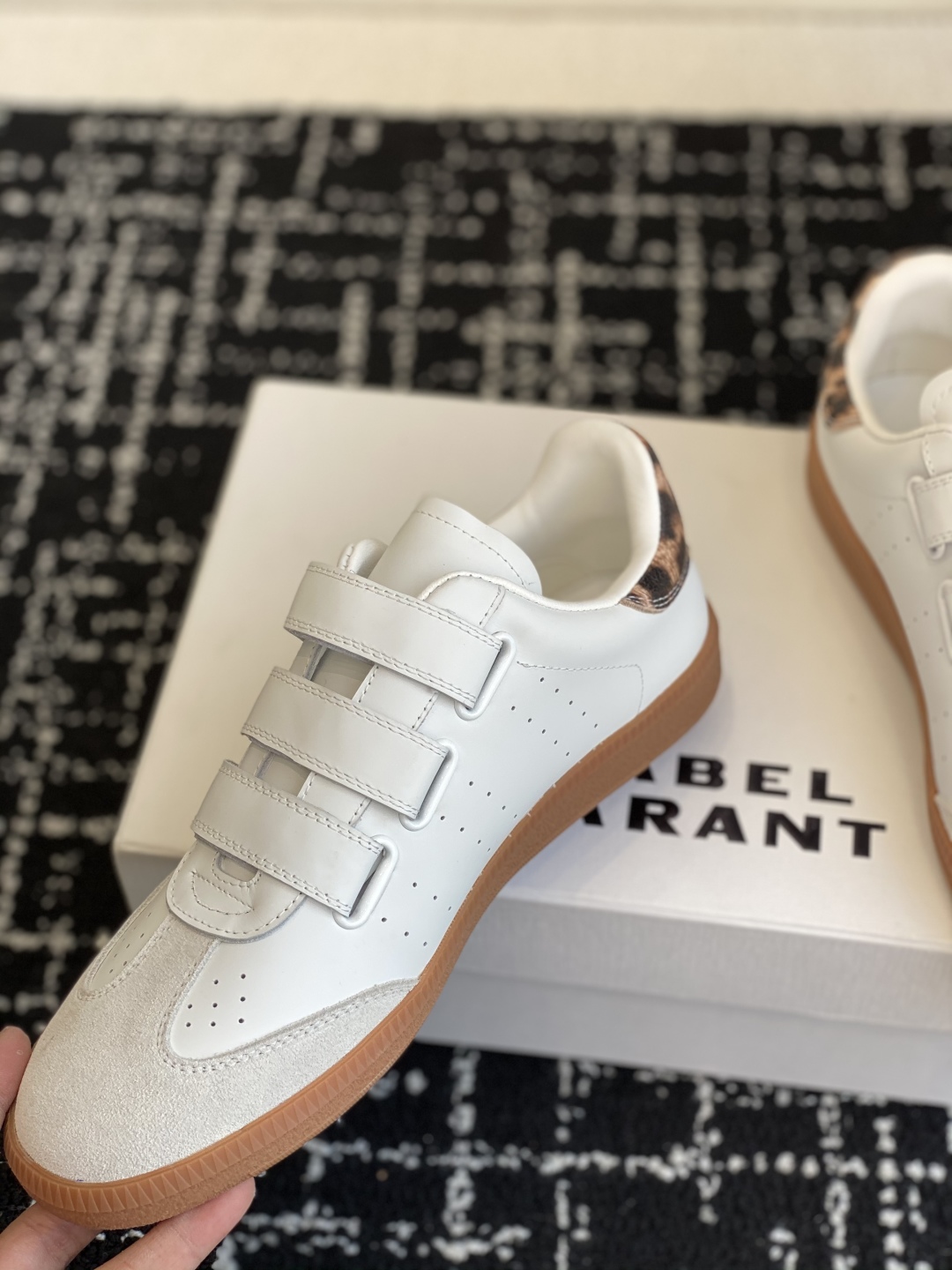 代购级
ISABEL.MARANT 伊莎贝尔·玛兰 25ss 新款魔术贴德训鞋

以打破常规的不羁风格展