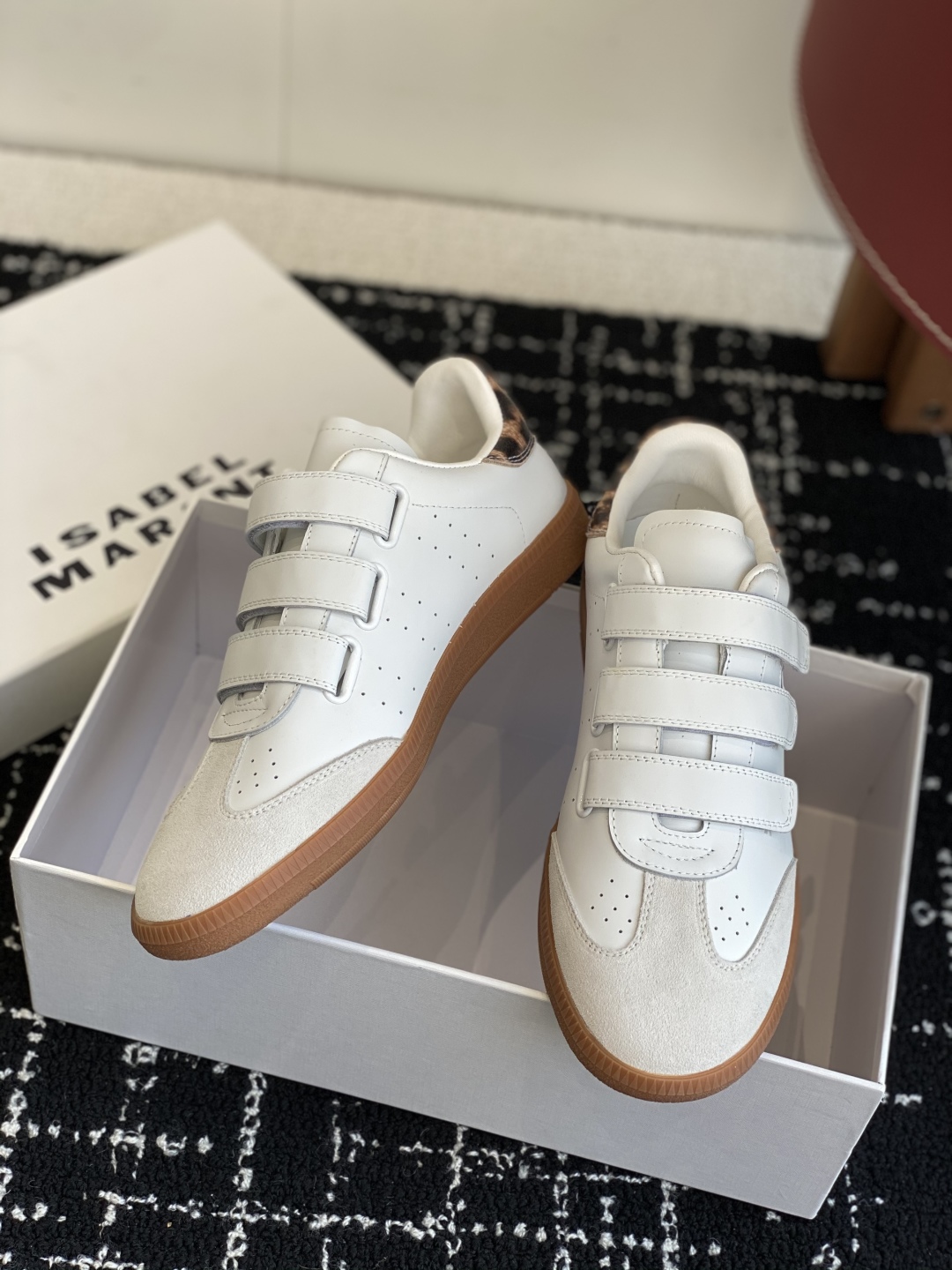 代购级
ISABEL.MARANT 伊莎贝尔·玛兰 25ss 新款魔术贴德训鞋

以打破常规的不羁风格展