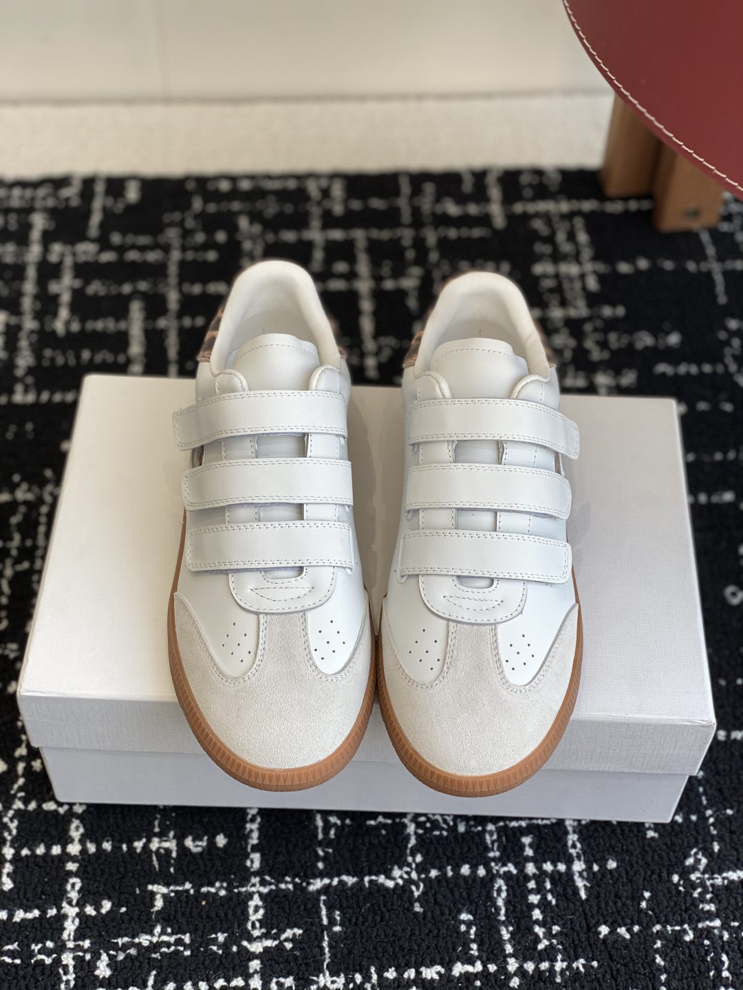 代购级
ISABEL.MARANT 伊莎贝尔·玛兰 25ss 新款魔术贴德训鞋

以打破常规的不羁风格展