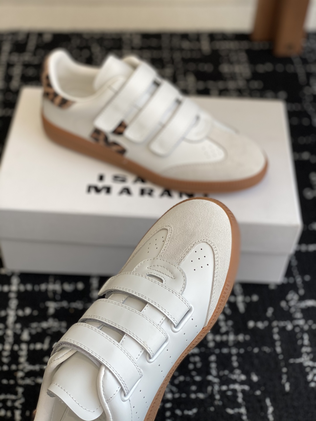 代购级
ISABEL.MARANT 伊莎贝尔·玛兰 25ss 新款魔术贴德训鞋

以打破常规的不羁风格展