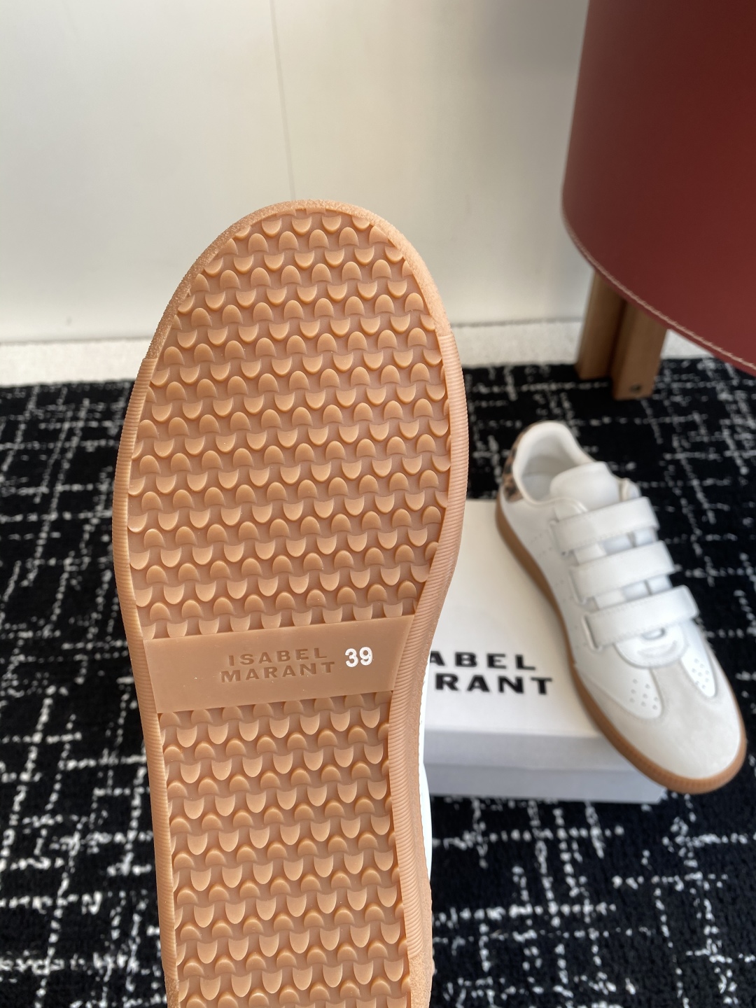 代购级
ISABEL.MARANT 伊莎贝尔·玛兰 25ss 新款魔术贴德训鞋

以打破常规的不羁风格展
