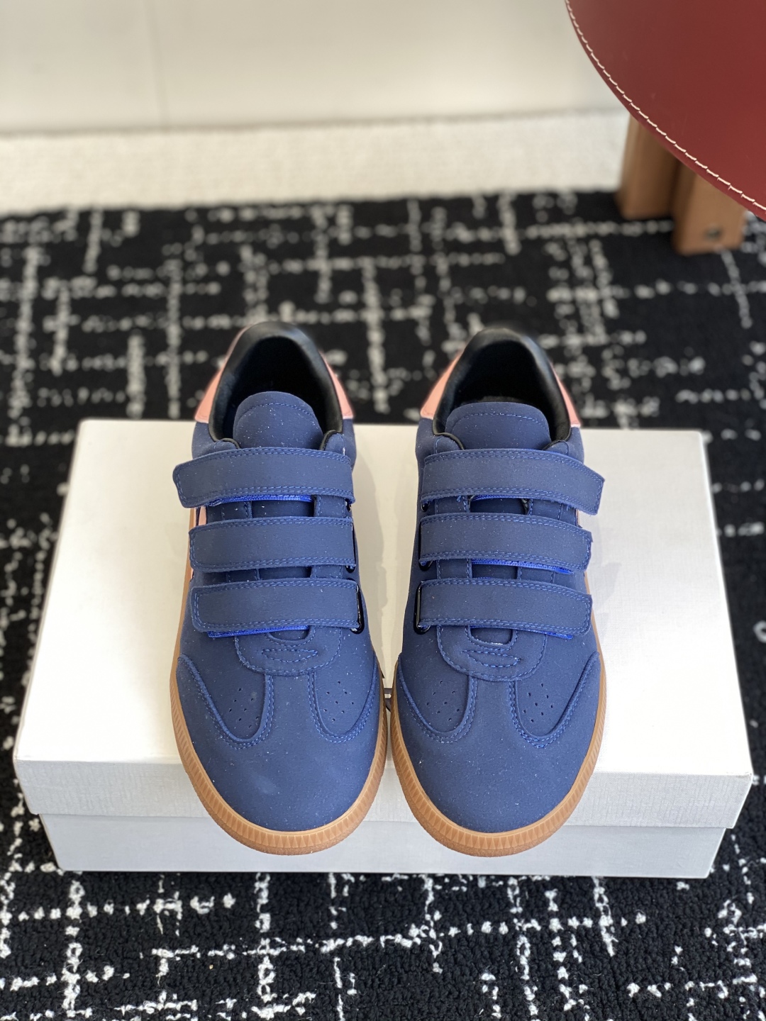 代购级
ISABEL.MARANT 伊莎贝尔·玛兰 25ss 新款魔术贴德训鞋

以打破常规的不羁风格展