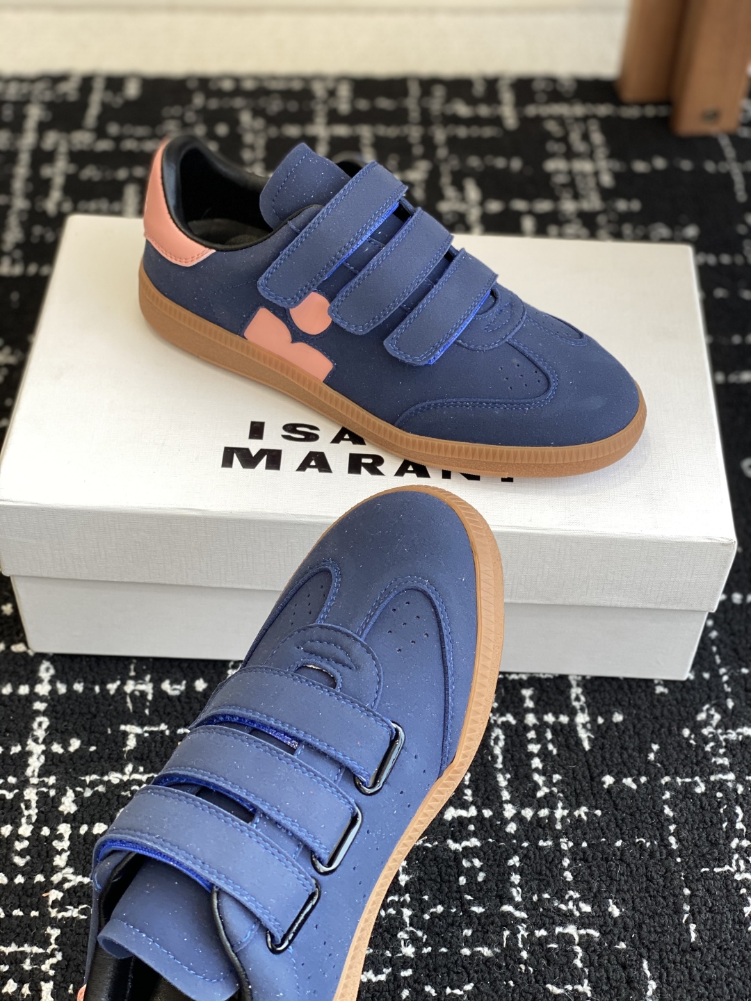 代购级
ISABEL.MARANT 伊莎贝尔·玛兰 25ss 新款魔术贴德训鞋

以打破常规的不羁风格展