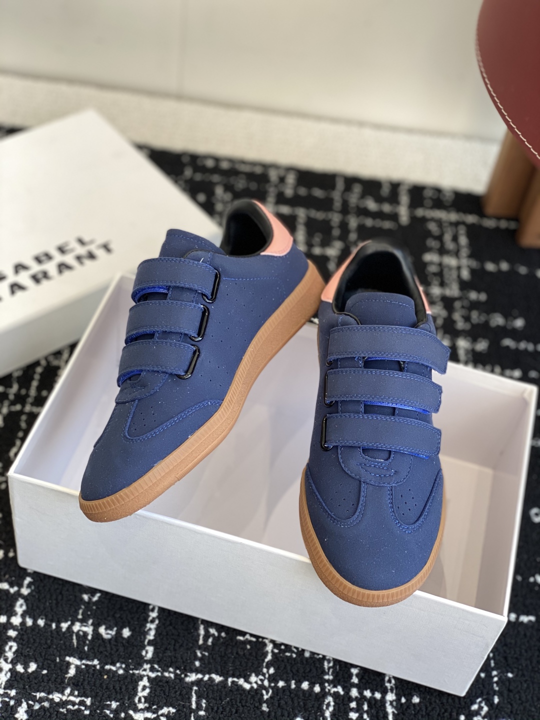 代购级
ISABEL.MARANT 伊莎贝尔·玛兰 25ss 新款魔术贴德训鞋

以打破常规的不羁风格展