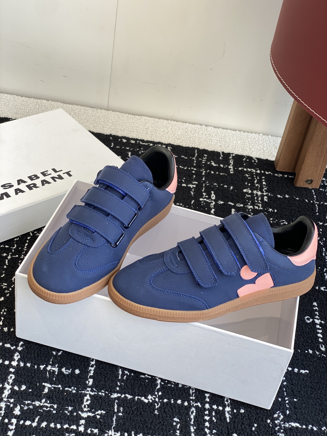 代购级
ISABEL.MARANT 伊莎贝尔·玛兰 25ss 新款魔术贴德训鞋

以打破常规的不羁风格展