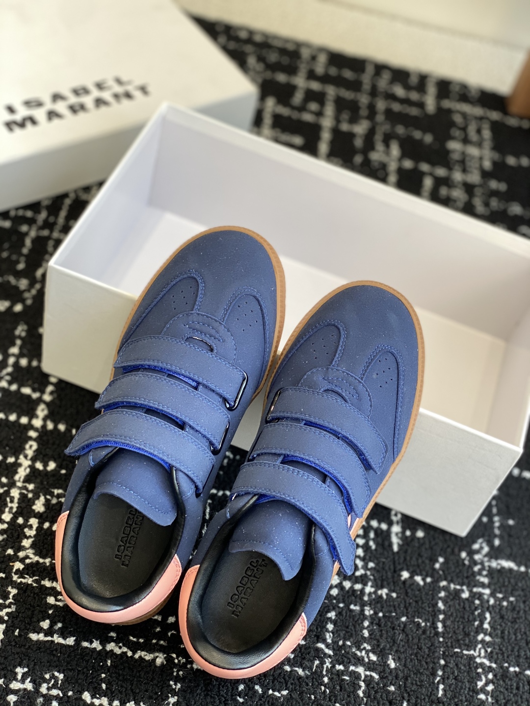 代购级
ISABEL.MARANT 伊莎贝尔·玛兰 25ss 新款魔术贴德训鞋

以打破常规的不羁风格展