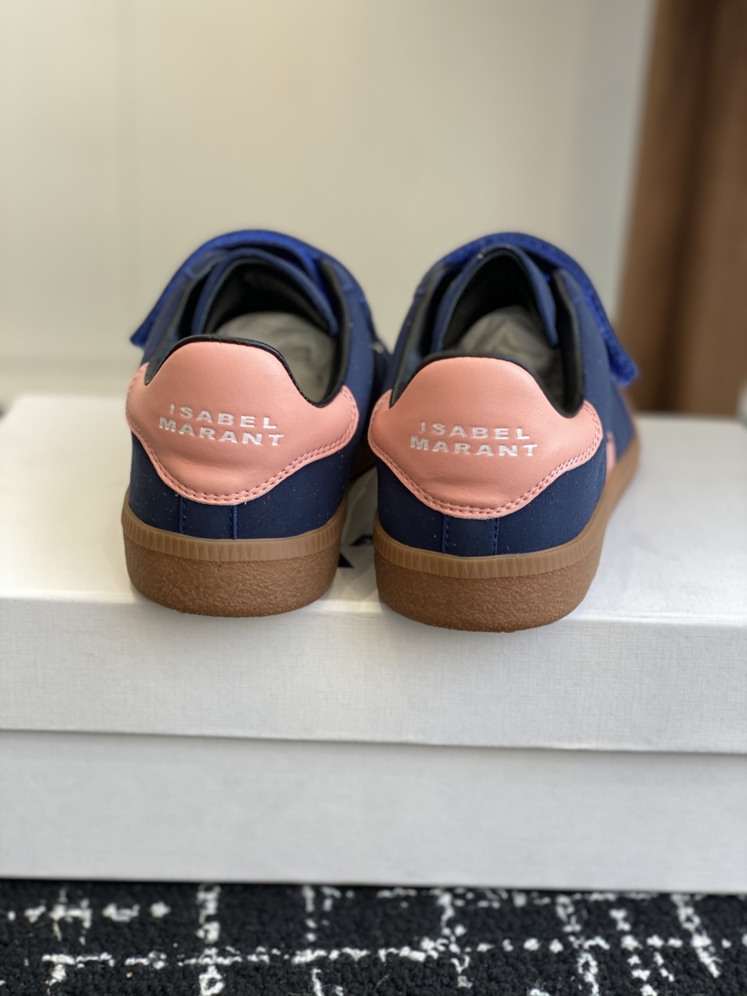 代购级
ISABEL.MARANT 伊莎贝尔·玛兰 25ss 新款魔术贴德训鞋

以打破常规的不羁风格展