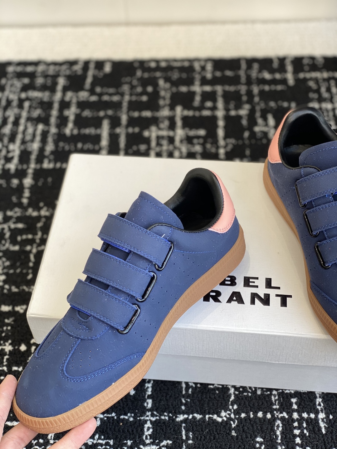 代购级
ISABEL.MARANT 伊莎贝尔·玛兰 25ss 新款魔术贴德训鞋

以打破常规的不羁风格展