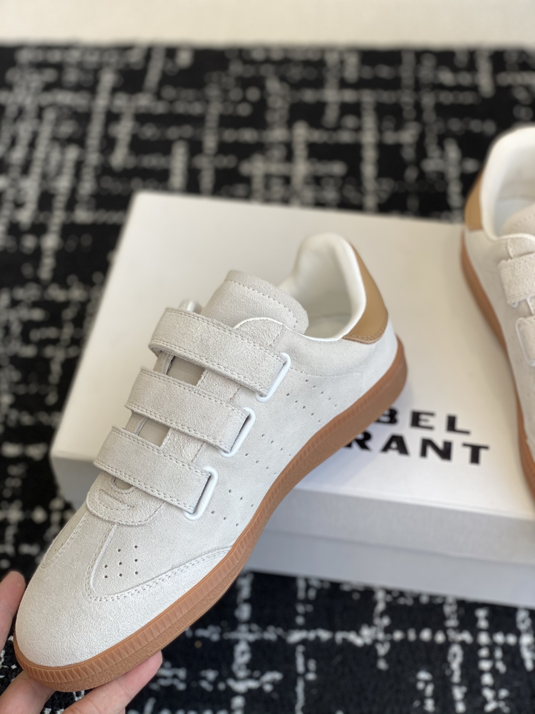 代购级
ISABEL.MARANT 伊莎贝尔·玛兰 25ss 新款魔术贴德训鞋

以打破常规的不羁风格展