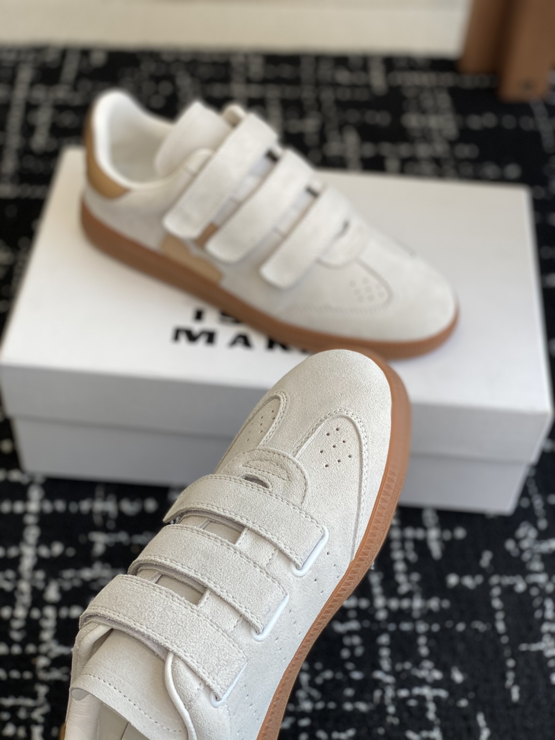 代购级
ISABEL.MARANT 伊莎贝尔·玛兰 25ss 新款魔术贴德训鞋

以打破常规的不羁风格展