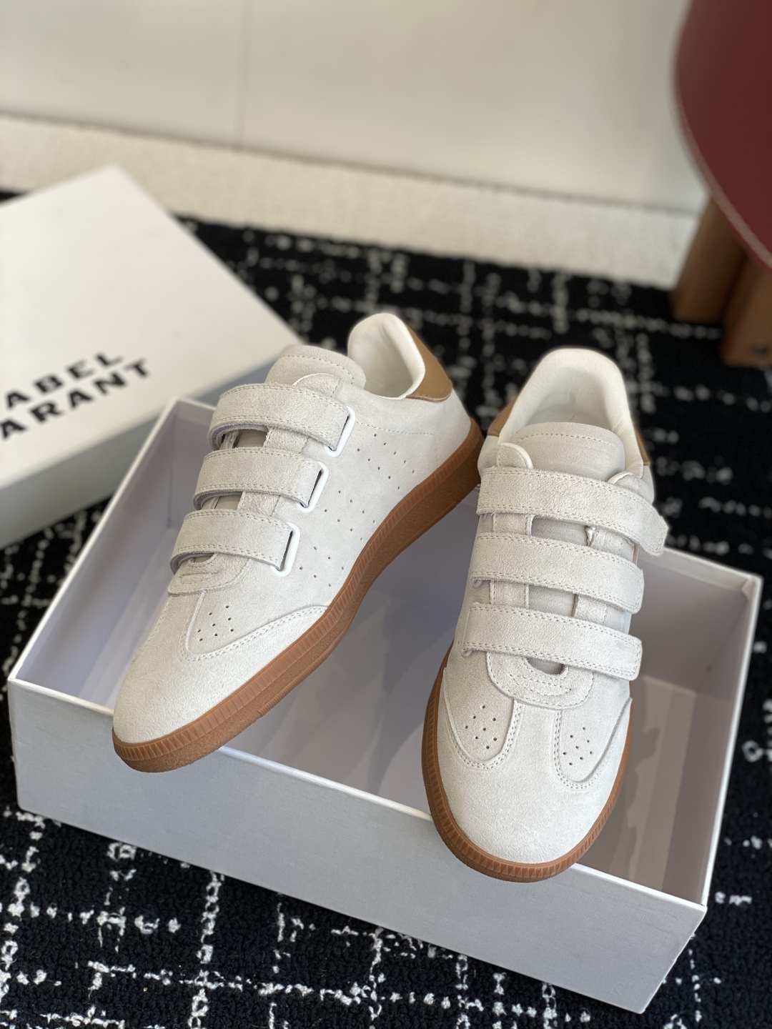 代购级
ISABEL.MARANT 伊莎贝尔·玛兰 25ss 新款魔术贴德训鞋

以打破常规的不羁风格展
