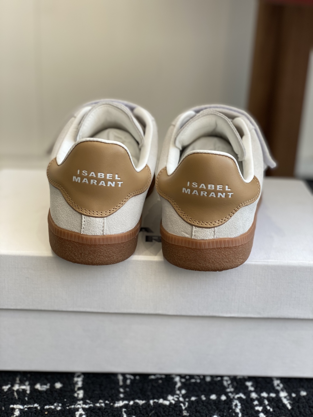 代购级
ISABEL.MARANT 伊莎贝尔·玛兰 25ss 新款魔术贴德训鞋

以打破常规的不羁风格展