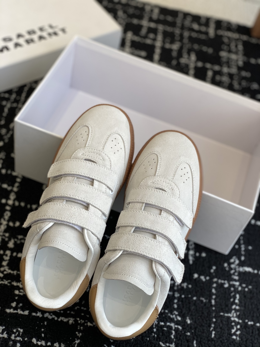 代购级
ISABEL.MARANT 伊莎贝尔·玛兰 25ss 新款魔术贴德训鞋

以打破常规的不羁风格展