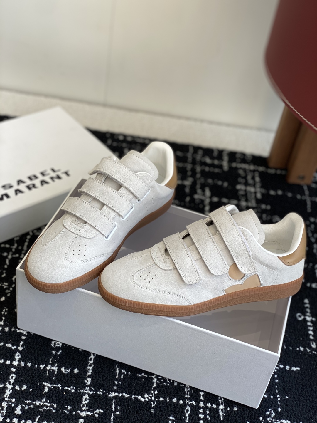 代购级
ISABEL.MARANT 伊莎贝尔·玛兰 25ss 新款魔术贴德训鞋

以打破常规的不羁风格展