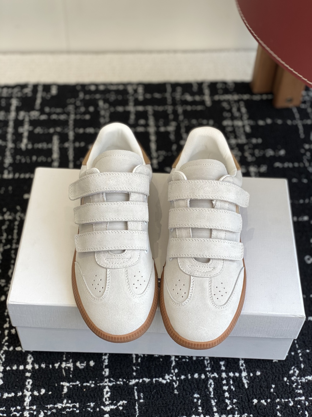 代购级
ISABEL.MARANT 伊莎贝尔·玛兰 25ss 新款魔术贴德训鞋

以打破常规的不羁风格展